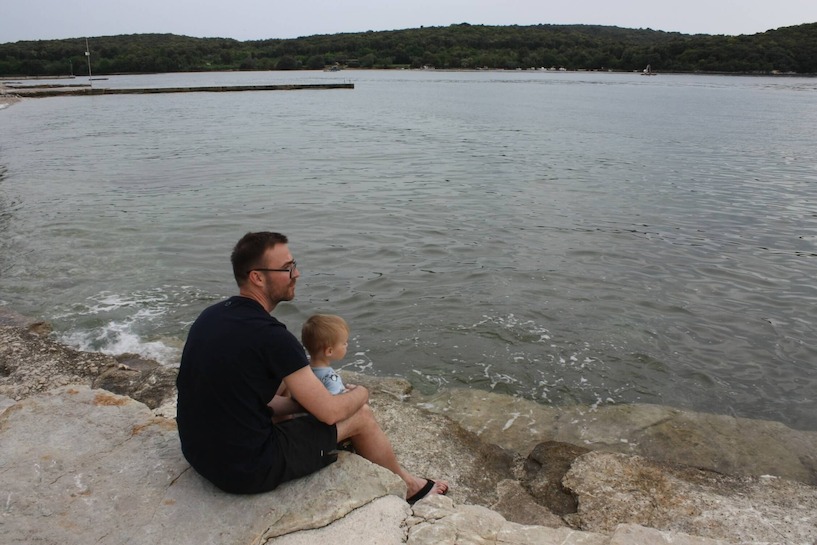 Herrlich. Ich sitze mit Bruno an der Bucht bei Rovinj. Campingplatz Val Saline, Kroatien, Bucht